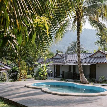 Surfer'S Village Khao Lak Ngoại thất bức ảnh